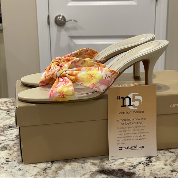 Naturalizer Floral Sandals Size: 7.5M - Picture 3 of 9